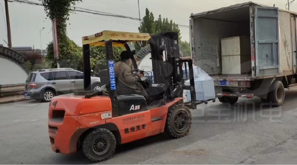 移動式真空上料機(jī)上車，發(fā)貨啦