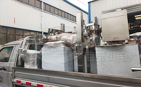 一批衛(wèi)生級上料小車，真空上料機(jī)發(fā)貨