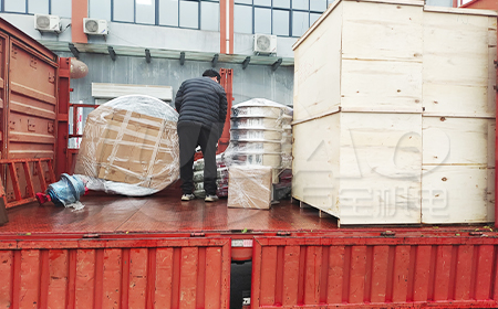 青島客戶訂購的真空上料機(jī)、旋振篩已上車，準(zhǔn)備發(fā)貨