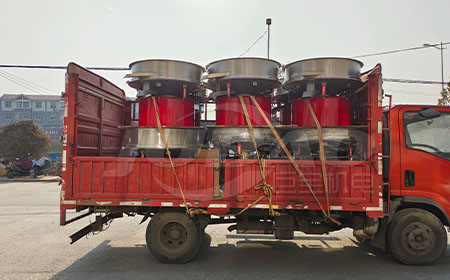 貴州客戶定制漿液篩裝車完畢，準(zhǔn)備發(fā)貨