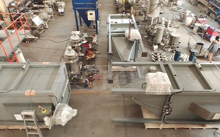 3臺噸袋拆包機(jī)打包中，準(zhǔn)備發(fā)貨