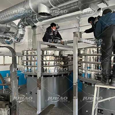 振動(dòng)篩客戶安裝現(xiàn)場