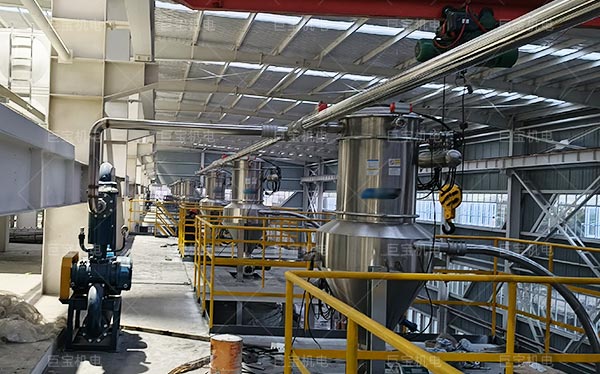 某客戶現(xiàn)場硅微粉無塵投料連續(xù)輸送現(xiàn)場